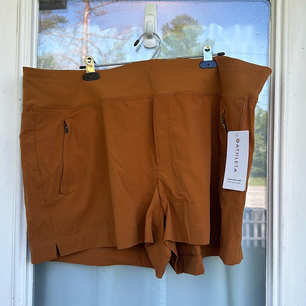 NWT/New Athleta Trekkie North Short - Cattail Brown (Size 22)